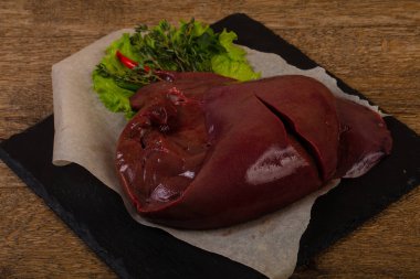 Çiğ domuz ciğeri pişmeye hazır.