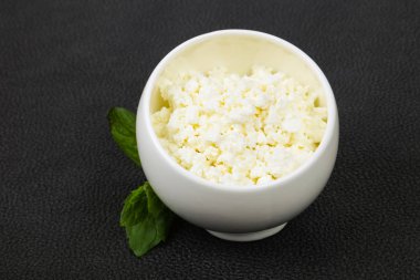 Doğal süzme peynir nane yaprağı sunar.