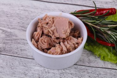 Kasede lezzetli ton balığı konservesi salata yaprakları servis edildi.