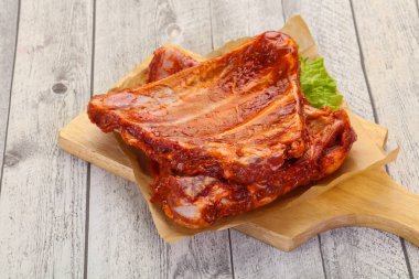 Çiğ domuz pirzolası pişirmeye hazır.