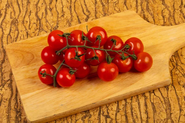 Rama Tomate Maduro Sobre Fondo Madera — Foto de Stock