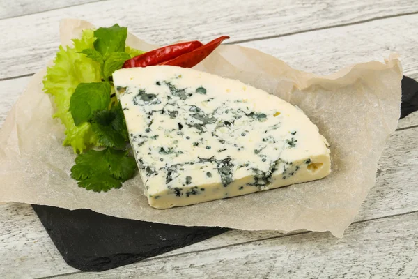 蓝色奶酪片配沙拉叶 — 图库照片