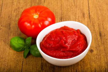 Domates salçası fesleğen yaprakları ile