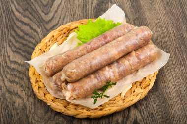 Doğal sosis ızgara veya kızartma için