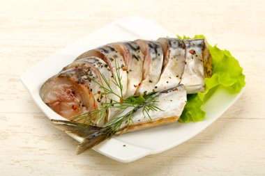 Salata yaprakları üzerinde baharatlı füme Scomber.