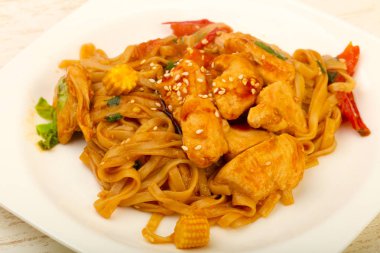 Udon ile tavuk ve susam