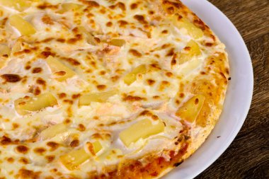 Ananas pizza peyniri ile