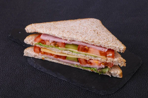 Club Sandwich Mit Schinken Käse Salatblättern Tomaten Und Eingelegten Gurken — Stockfoto