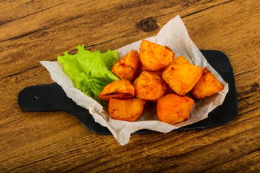 Otlu fırında patates.