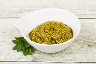 Fesleğen sosu Pesto kabın içinde