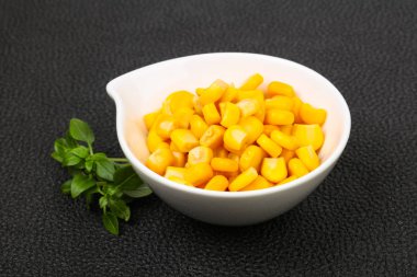 Genç tatlı mısır kasesinde