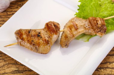 Baharatlı soslu tavuk kanadı şişi.