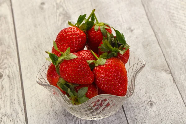 Kasede taze çilek yığını var.