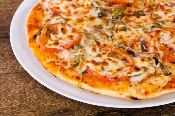 Etli ve peynirli pizza.