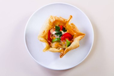 Tavuk ve avokado salatası.