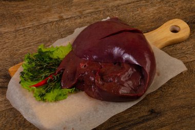 Çiğ domuz ciğeri pişmeye hazır.