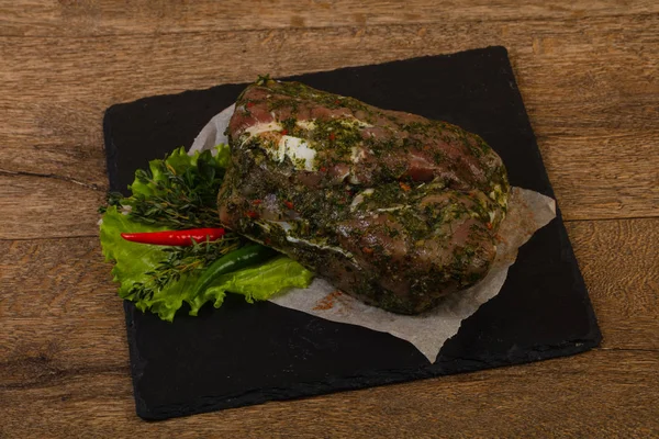 Carne Crua Porco Para Assar Sobre Fundo Madeira — Fotografia de Stock