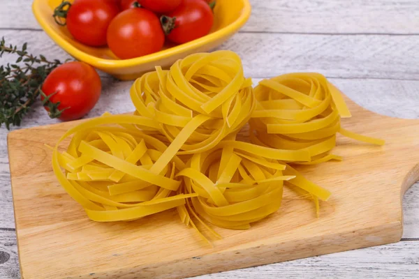 Pişmemiş Makarna Fettuccini Domates Kekik Ile — Stok fotoğraf