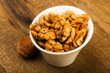 Kase üzerinde ahşap arka plan açık ceviz