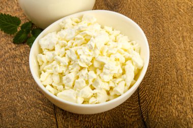 Süzme peynir süt kase