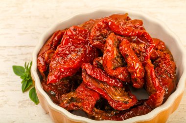 Fesleğen yapraklı kuru domates.