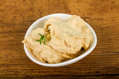 Susam ve kekik yaprakları ile vejetaryen Humus