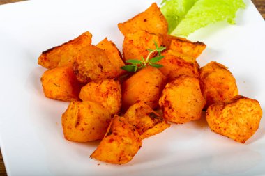 Otlu fırında patates.