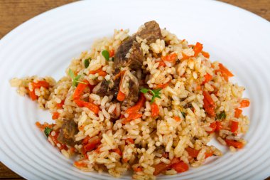 Asya pirinç - et ve havuç ile Plov