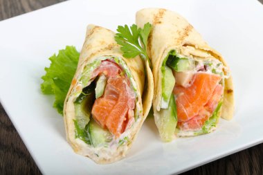 Somon ekmek rulo peynir ile