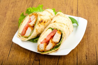 Tavuk ekmek rulo salata yaprakları ile