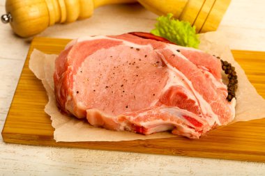 Biber ve tuz yemek pişirmek için hazır çiğ Domuz pirzola