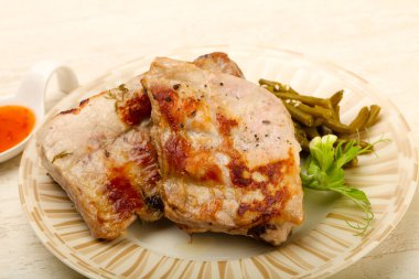 Kızarmış domuz kaburgası.