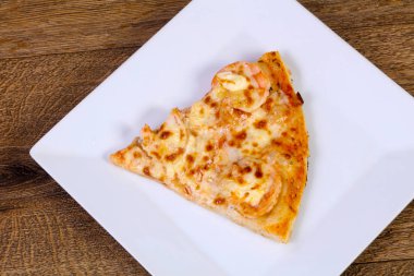 Karides ve yumuşak peynir pizza