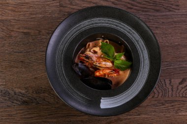 Fesleğen yaprakları ile deniz ürünleri makarna