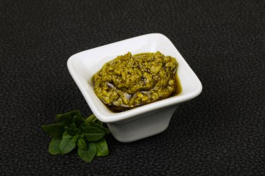 Fesleğen sosu Pesto kabın içinde