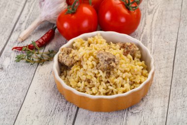 Et ve baharatlı bulgur.