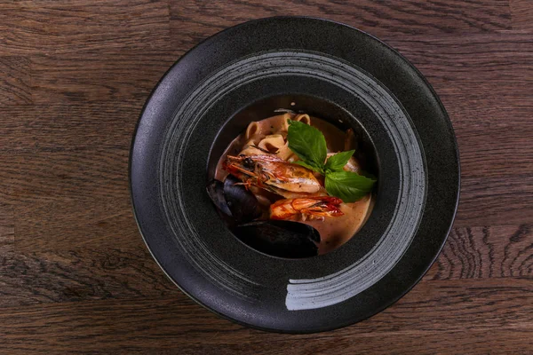 Fesleğen yaprakları ile deniz ürünleri makarna