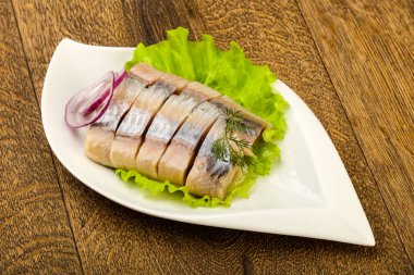 Ringa balığı filetosu dereotu ve soğan dilimlenmiş