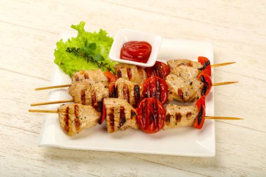 Izgara hindi şiş domates ve biber ile