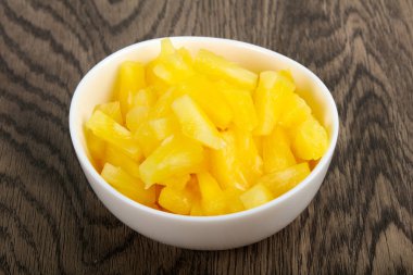 Kabın içinde Konserve ananas