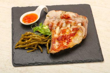 Kızarmış domuz kaburgası.