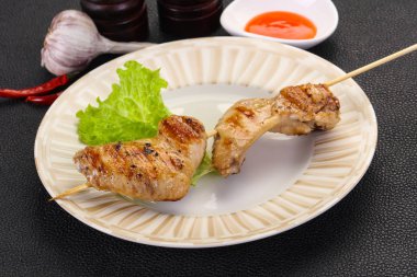 Baharatlı soslu tavuk kanadı şişi.