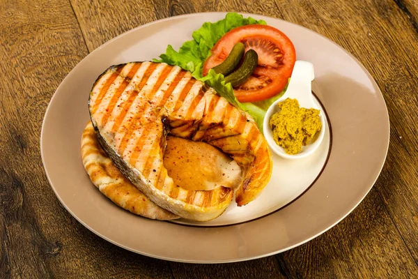 Salmone Alla Griglia Con Pomodoro Cetriolo Sul Pane Pita — Foto Stock