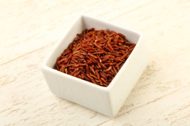 Kase ahşap arka plan üzerinde ham kahverengi pirinç