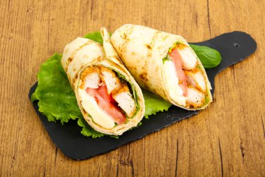 Tavuk ekmek rulo salata yaprakları ile