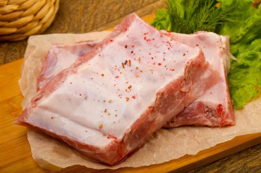 Çiğ domuz pirzolası pişmeye hazır. Baharatlı.