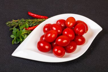 Kasede fesleğen servis edilen vişneli domates turşusu