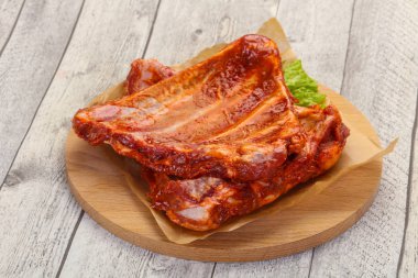 Çiğ domuz pirzolası pişirmeye hazır.