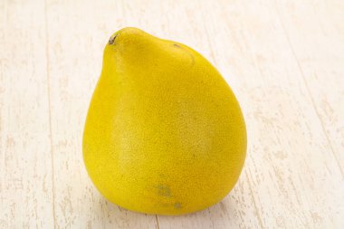 Olgun taze Pomelo meyve ahşap arka plan üzerinde