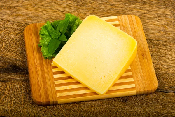 Queso Parmesano Con Hojas Ensalada Albahaca —  Fotos de Stock